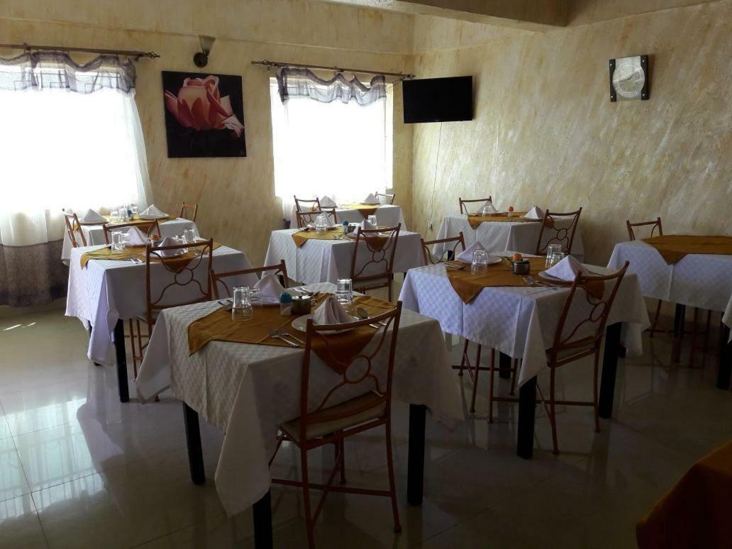 Adala Motel Meru Buitenkant foto